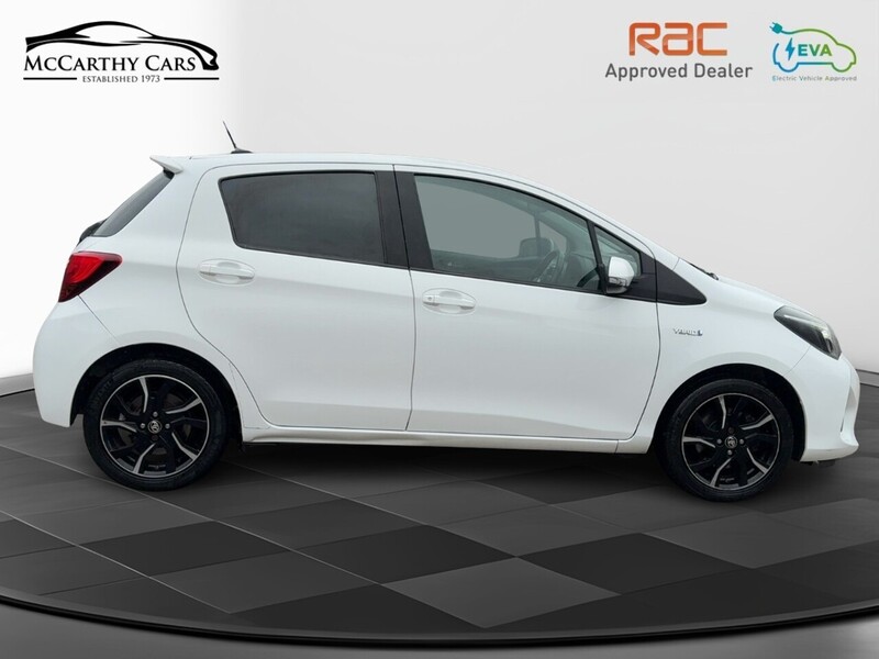 Toyota 1.5 VVT-H DESIGN HATCHBACK 5DR PETROL HYBRID E-CVT AUTO SAT NAV BLUETOOTH DAB STEREO REAR CAMERA JUST 2 OWNERS 67000 MILES FSH 10 SERVICES £20 TO TAX 72-74 Mitcham Road