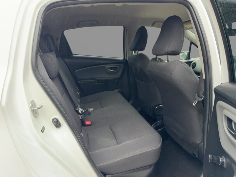 Toyota 1.5 VVT-H DESIGN HATCHBACK 5DR PETROL HYBRID E-CVT AUTO SAT NAV BLUETOOTH DAB STEREO REAR CAMERA JUST 2 OWNERS 67000 MILES FSH 10 SERVICES £20 TO TAX 72-74 Mitcham Road