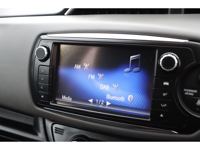 Toyota 1.5 VVT-H DESIGN HATCHBACK 5DR PETROL HYBRID E-CVT AUTO SAT NAV BLUETOOTH DAB STEREO REAR CAMERA JUST 2 OWNERS 67000 MILES FSH 10 SERVICES £20 TO TAX 72-74 Mitcham Road