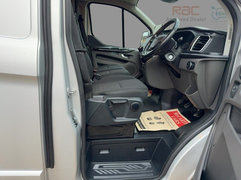 Ford 2.0 300 ECOBLUE LIMITED PANEL VAN 5DR DIESEL MANUAL HEATED SEATS SAT NAV BLUETOOTH DAB STEREO APPLE CARPLAY REAR CAM PARKING AIDS 2 OWNERS 51000 MILES 72-74 Mitcham Road