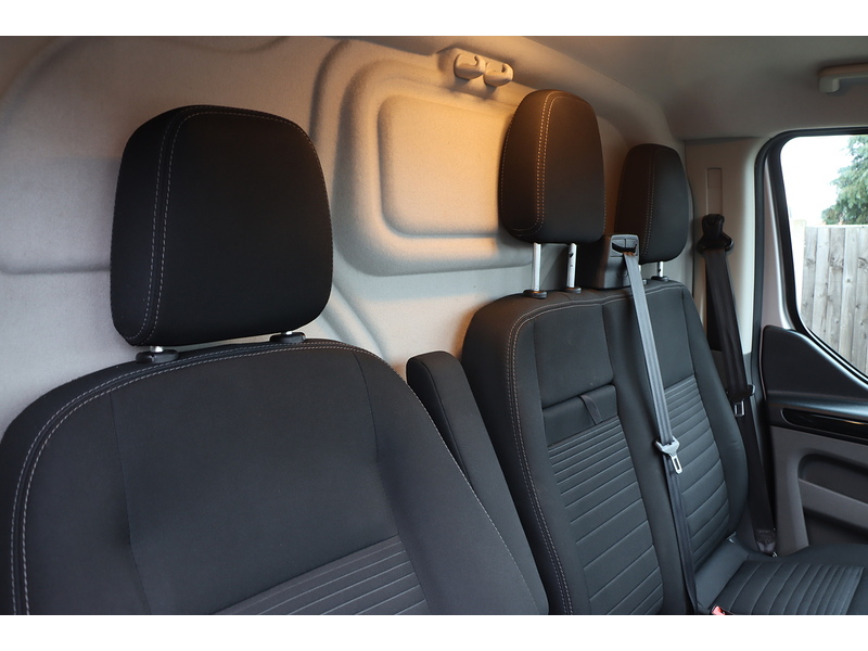 Ford 2.0 300 ECOBLUE LIMITED PANEL VAN 5DR DIESEL MANUAL HEATED SEATS SAT NAV BLUETOOTH DAB STEREO APPLE CARPLAY REAR CAM PARKING AIDS 2 OWNERS 51000 MILES 72-74 Mitcham Road