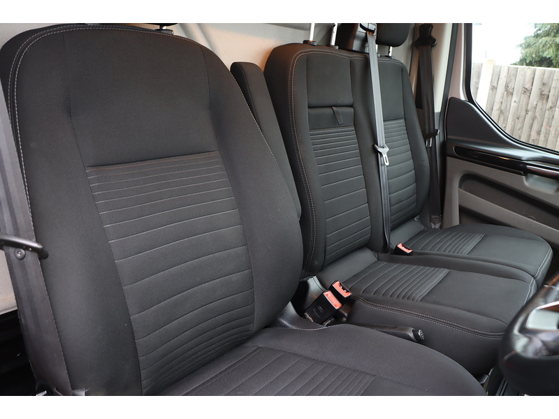 Ford 2.0 300 ECOBLUE LIMITED PANEL VAN 5DR DIESEL MANUAL HEATED SEATS SAT NAV BLUETOOTH DAB STEREO APPLE CARPLAY REAR CAM PARKING AIDS 2 OWNERS 51000 MILES 72-74 Mitcham Road