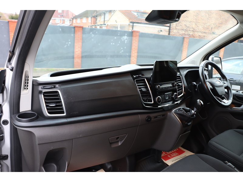 Ford 2.0 300 ECOBLUE LIMITED PANEL VAN 5DR DIESEL MANUAL HEATED SEATS SAT NAV BLUETOOTH DAB STEREO APPLE CARPLAY REAR CAM PARKING AIDS 2 OWNERS 51000 MILES 72-74 Mitcham Road