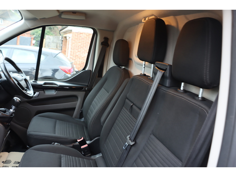 Ford 2.0 300 ECOBLUE LIMITED PANEL VAN 5DR DIESEL MANUAL HEATED SEATS SAT NAV BLUETOOTH DAB STEREO APPLE CARPLAY REAR CAM PARKING AIDS 2 OWNERS 51000 MILES 72-74 Mitcham Road