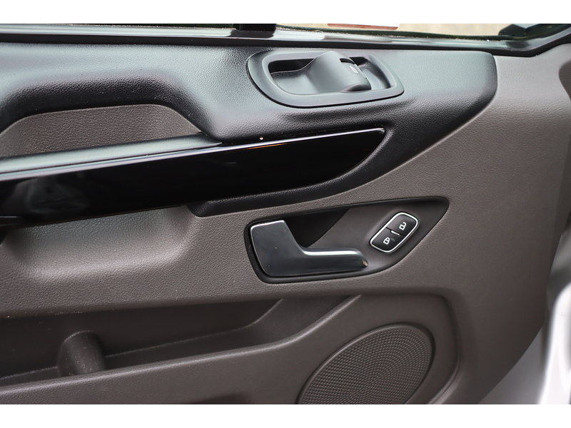 Ford 2.0 300 ECOBLUE LIMITED PANEL VAN 5DR DIESEL MANUAL HEATED SEATS SAT NAV BLUETOOTH DAB STEREO APPLE CARPLAY REAR CAM PARKING AIDS 2 OWNERS 51000 MILES 72-74 Mitcham Road