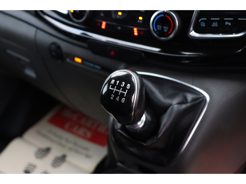 Ford 2.0 300 ECOBLUE LIMITED PANEL VAN 5DR DIESEL MANUAL HEATED SEATS SAT NAV BLUETOOTH DAB STEREO APPLE CARPLAY REAR CAM PARKING AIDS 2 OWNERS 51000 MILES 72-74 Mitcham Road