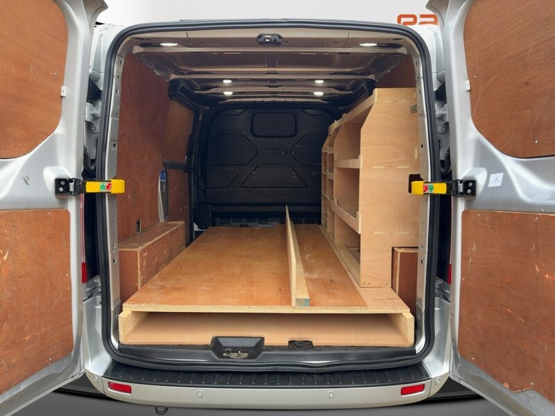 Ford 2.0 300 ECOBLUE LIMITED PANEL VAN 5DR DIESEL MANUAL HEATED SEATS SAT NAV BLUETOOTH DAB STEREO APPLE CARPLAY REAR CAM PARKING AIDS 2 OWNERS 51000 MILES 72-74 Mitcham Road