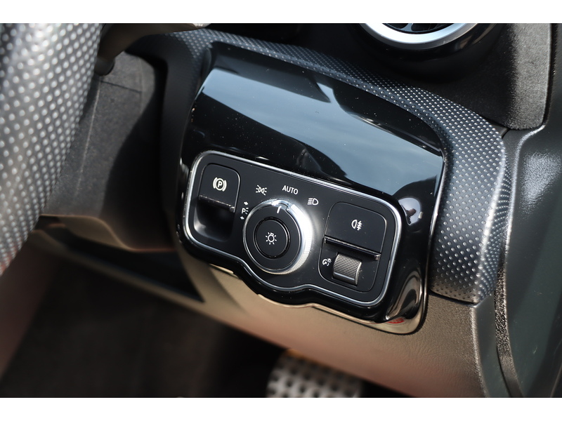 Mercedes-Benz A220 2.0 AMG LINE HATCHBACK 5DR PETROL 7G-DCT AUTO SAT NAV BLUETOOTH DAB STEREO REAR CAMERA PARKING AIDS JUST 2 OWNERS ONLY 69000 MILES FSH 6 SERVICES 72-74 Mitcham Road