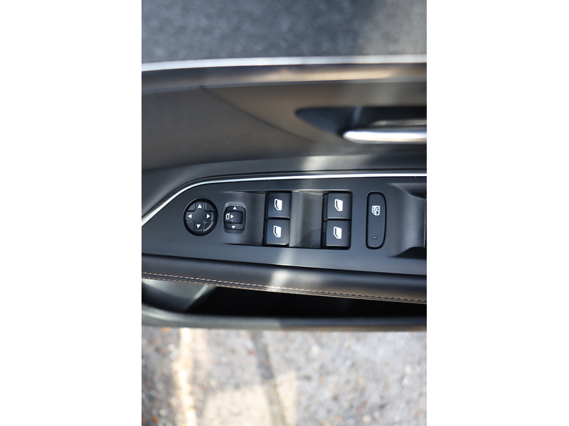 Peugeot 1.2 PURETECH GT LINE PREMIUM SUV 5DR PETROL MANUAL PAN ROOF HEATED SEATS SAT NAV BLUETOOTH APPLE CARPLAY REAR CAMERA PARKING AIDS ONLY 61000 MILES SH 72-74 Mitcham Road