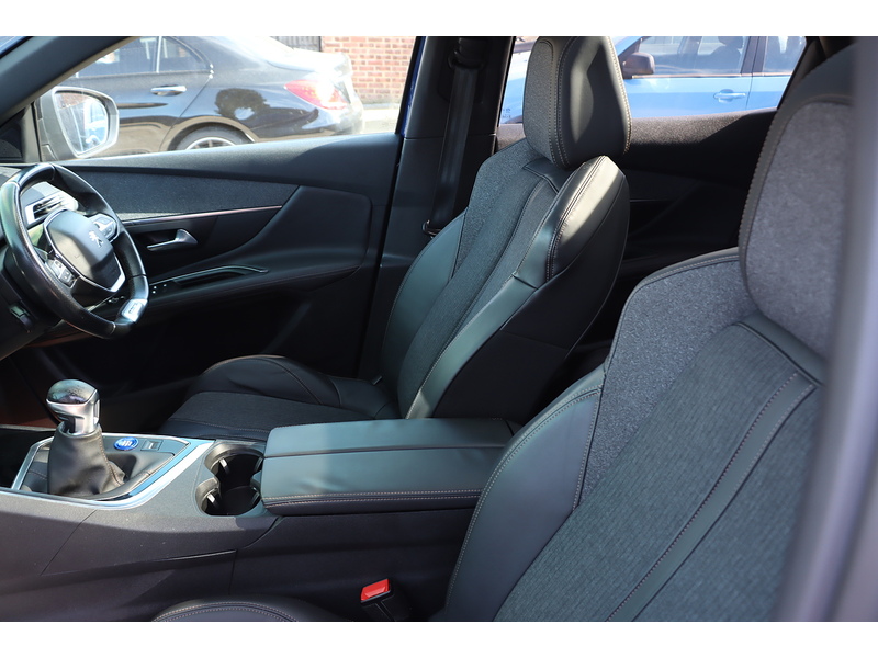 Peugeot 1.2 PURETECH GT LINE PREMIUM SUV 5DR PETROL MANUAL PAN ROOF HEATED SEATS SAT NAV BLUETOOTH APPLE CARPLAY REAR CAMERA PARKING AIDS ONLY 61000 MILES SH 72-74 Mitcham Road