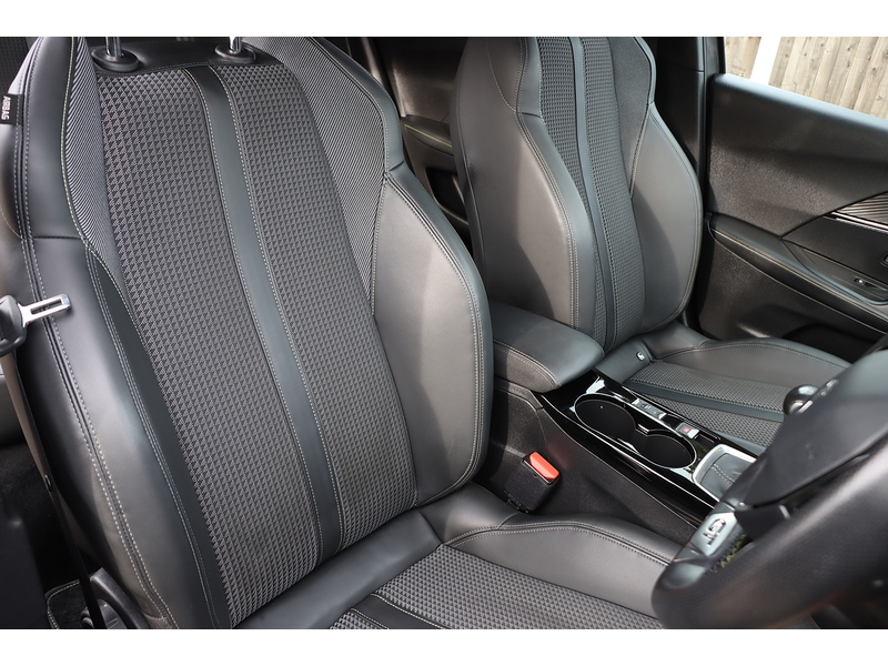 Peugeot 1.2 PURETECH GT LINE SUV 5DR PETROL MANUAL HEATED SEATS SATNAV BLUETOOTH DAB STEREO APPLE CARPLAY REAR CAMERA PARKING AIDS 2 OWNER ONLY 38000 MILES SH 72-74 Mitcham Road