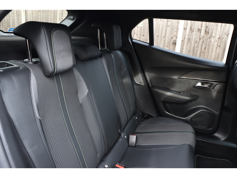 Peugeot 1.2 PURETECH GT LINE SUV 5DR PETROL MANUAL HEATED SEATS SATNAV BLUETOOTH DAB STEREO APPLE CARPLAY REAR CAMERA PARKING AIDS 2 OWNER ONLY 38000 MILES SH 72-74 Mitcham Road