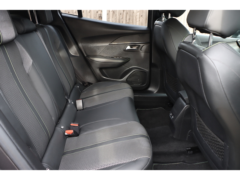 Peugeot 1.2 PURETECH GT LINE SUV 5DR PETROL MANUAL HEATED SEATS SATNAV BLUETOOTH DAB STEREO APPLE CARPLAY REAR CAMERA PARKING AIDS 2 OWNER ONLY 38000 MILES SH 72-74 Mitcham Road