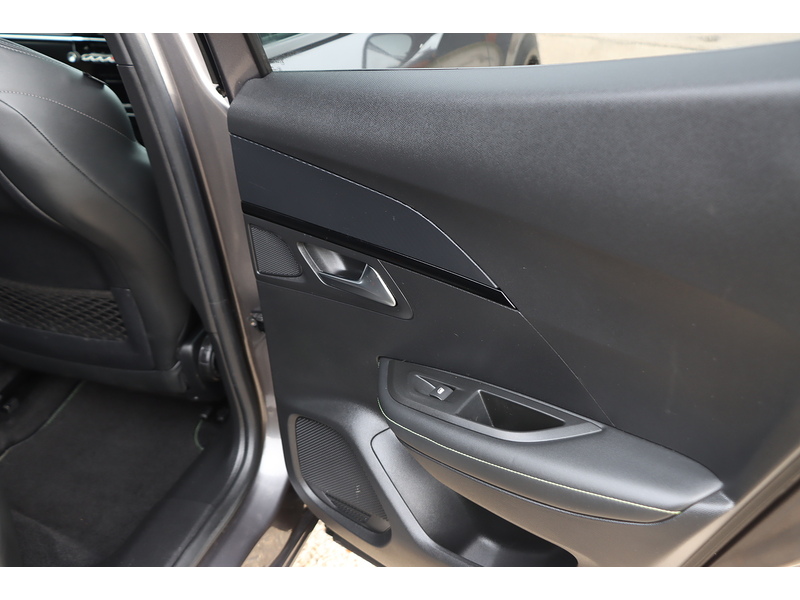 Peugeot 1.2 PURETECH GT LINE SUV 5DR PETROL MANUAL HEATED SEATS SATNAV BLUETOOTH DAB STEREO APPLE CARPLAY REAR CAMERA PARKING AIDS 2 OWNER ONLY 38000 MILES SH 72-74 Mitcham Road