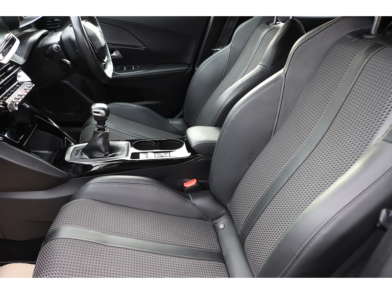 Peugeot 1.2 PURETECH GT LINE SUV 5DR PETROL MANUAL HEATED SEATS SATNAV BLUETOOTH DAB STEREO APPLE CARPLAY REAR CAMERA PARKING AIDS 2 OWNER ONLY 38000 MILES SH 72-74 Mitcham Road