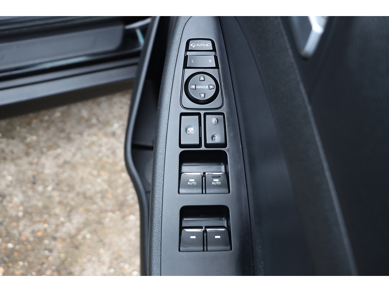 Hyundai 1.6 GDI SE NAV SUV 5DR PETROL MANUAL SAT NAV BLUETOOTH DAB STEREO APPLE CARPLAY REAR CAMERA PARKING AIDS JUST 2 OWNER ONLY 71000 MILES FSH 5 SERVICES 72-74 Mitcham Road