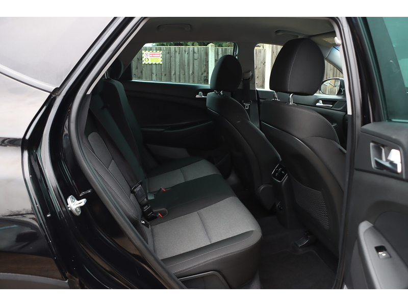 Hyundai 1.6 GDI SE NAV SUV 5DR PETROL MANUAL SAT NAV BLUETOOTH DAB STEREO APPLE CARPLAY REAR CAMERA PARKING AIDS JUST 2 OWNER ONLY 71000 MILES FSH 5 SERVICES 72-74 Mitcham Road