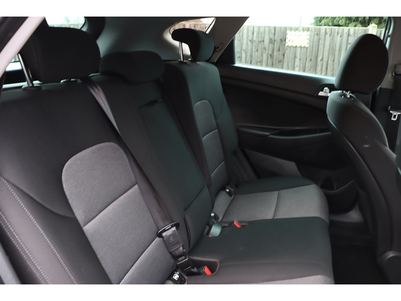 Hyundai 1.6 GDI SE NAV SUV 5DR PETROL MANUAL SAT NAV BLUETOOTH DAB STEREO APPLE CARPLAY REAR CAMERA PARKING AIDS JUST 2 OWNER ONLY 71000 MILES FSH 5 SERVICES 72-74 Mitcham Road