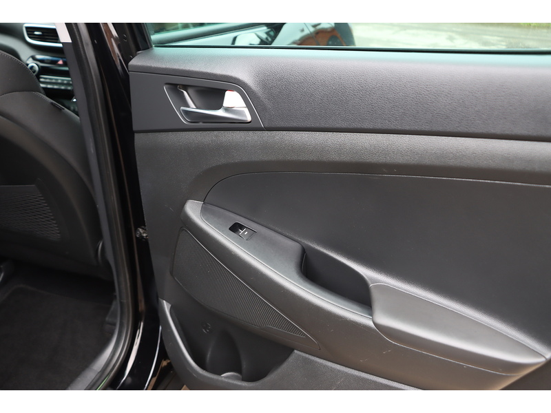 Hyundai 1.6 GDI SE NAV SUV 5DR PETROL MANUAL SAT NAV BLUETOOTH DAB STEREO APPLE CARPLAY REAR CAMERA PARKING AIDS JUST 2 OWNER ONLY 71000 MILES FSH 5 SERVICES 72-74 Mitcham Road