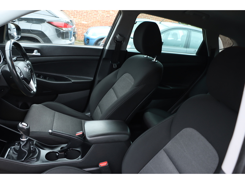 Hyundai 1.6 GDI SE NAV SUV 5DR PETROL MANUAL SAT NAV BLUETOOTH DAB STEREO APPLE CARPLAY REAR CAMERA PARKING AIDS JUST 2 OWNER ONLY 71000 MILES FSH 5 SERVICES 72-74 Mitcham Road