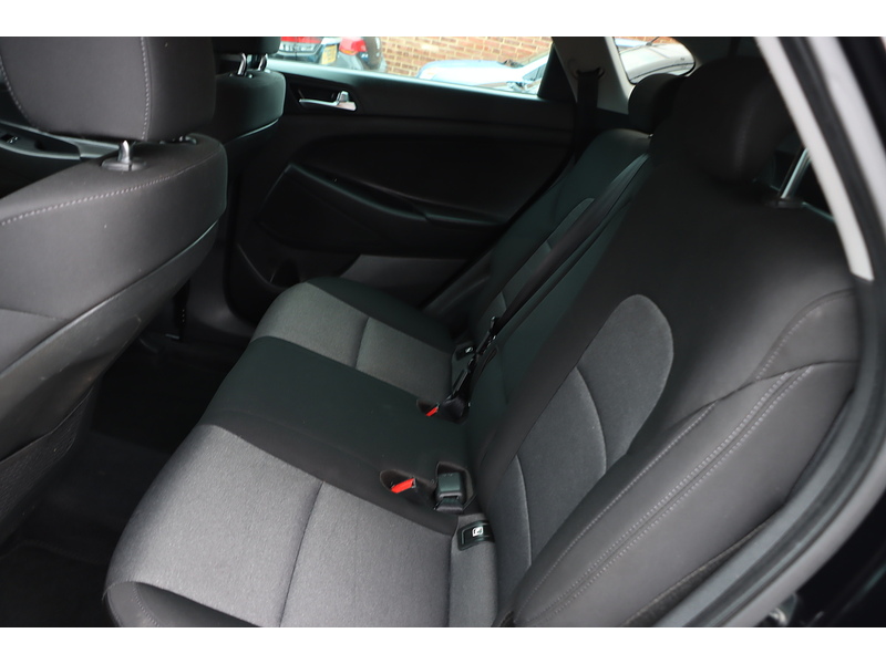 Hyundai 1.6 GDI SE NAV SUV 5DR PETROL MANUAL SAT NAV BLUETOOTH DAB STEREO APPLE CARPLAY REAR CAMERA PARKING AIDS JUST 2 OWNER ONLY 71000 MILES FSH 5 SERVICES 72-74 Mitcham Road