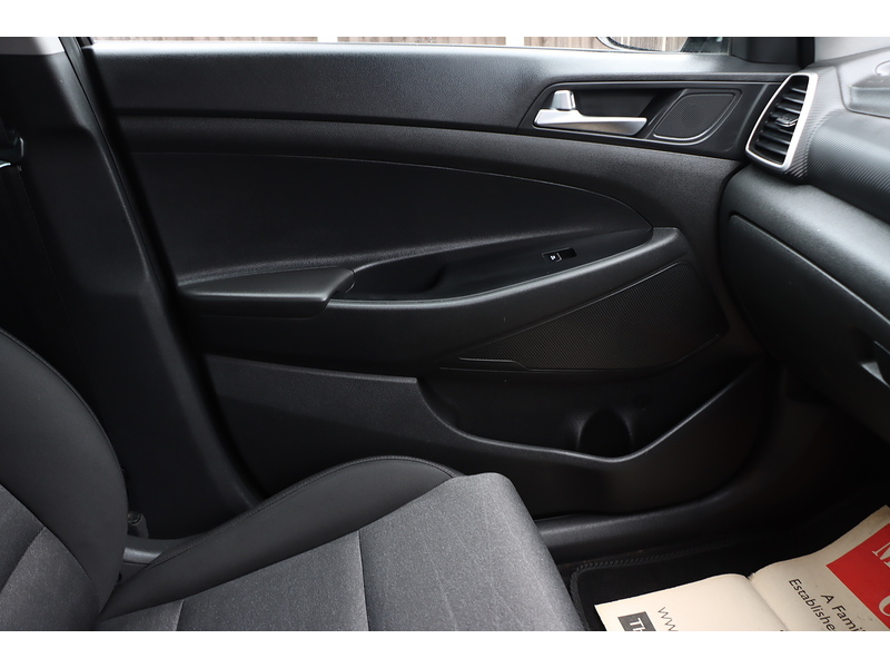 Hyundai 1.6 GDI SE NAV SUV 5DR PETROL MANUAL SAT NAV BLUETOOTH DAB STEREO APPLE CARPLAY REAR CAMERA PARKING AIDS JUST 2 OWNER ONLY 71000 MILES FSH 5 SERVICES 72-74 Mitcham Road