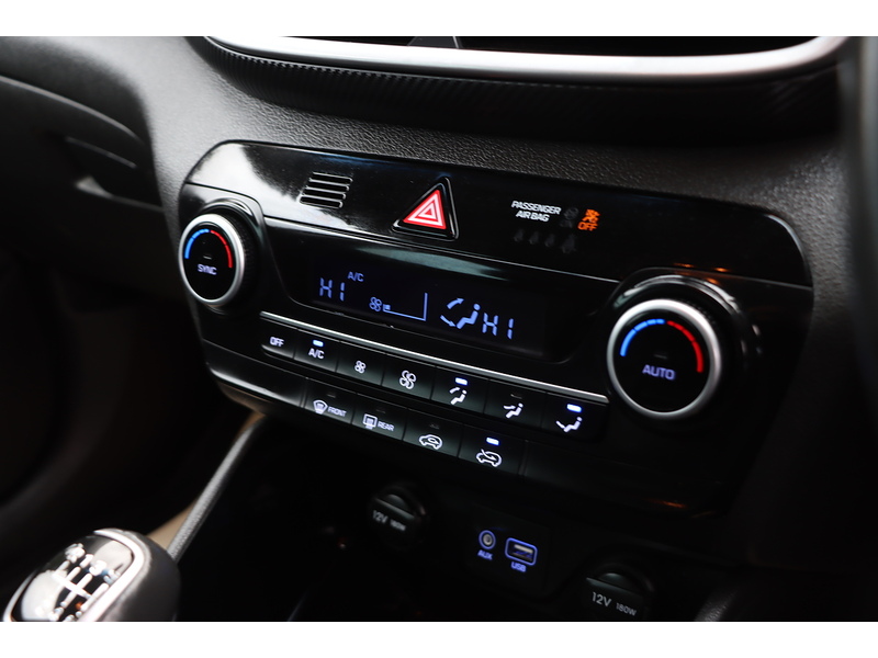 Hyundai 1.6 GDI SE NAV SUV 5DR PETROL MANUAL SAT NAV BLUETOOTH DAB STEREO APPLE CARPLAY REAR CAMERA PARKING AIDS JUST 2 OWNER ONLY 71000 MILES FSH 5 SERVICES 72-74 Mitcham Road