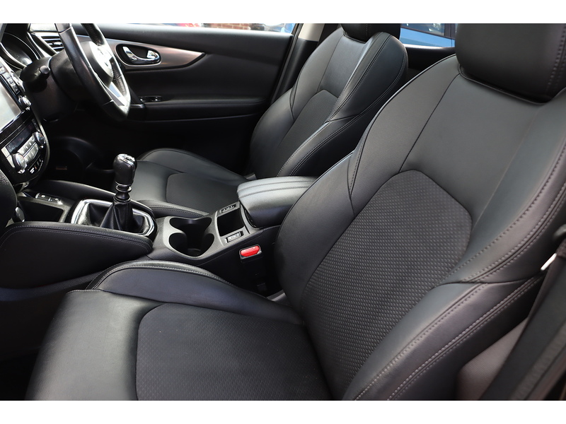 Nissan 1.2 DIG-T TEKNA SUV 5DR PETROL MANUAL PAN ROOF HEATED SEATS SATNAV BLUETOOTH DAB RADIO APPLE CARPLAY REAR CAMERA PARKING AIDS 2 OWNERS 72000 MILES FSH 72-74 Mitcham Road