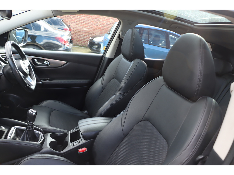 Nissan 1.2 DIG-T TEKNA SUV 5DR PETROL MANUAL PAN ROOF HEATED SEATS SATNAV BLUETOOTH DAB RADIO APPLE CARPLAY REAR CAMERA PARKING AIDS 2 OWNERS 72000 MILES FSH 72-74 Mitcham Road