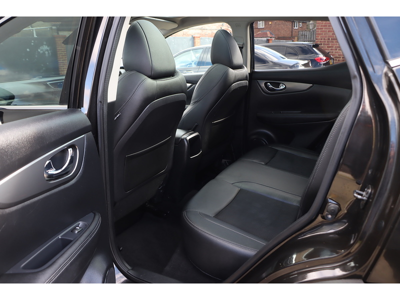 Nissan 1.2 DIG-T TEKNA SUV 5DR PETROL MANUAL PAN ROOF HEATED SEATS SATNAV BLUETOOTH DAB RADIO APPLE CARPLAY REAR CAMERA PARKING AIDS 2 OWNERS 72000 MILES FSH 72-74 Mitcham Road