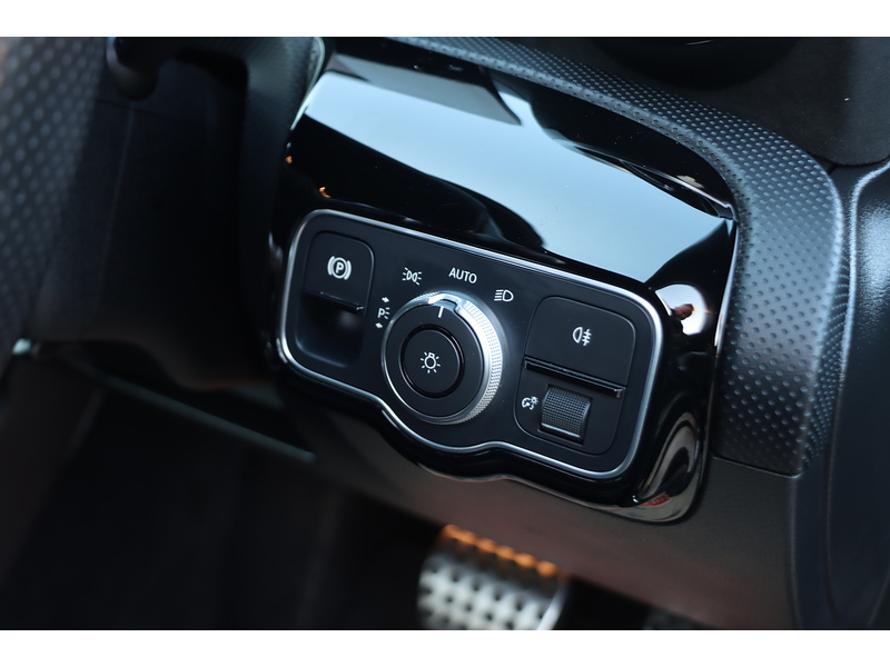 Mercedes-Benz A200 1.3 AMG LINE HATCHBACK 5DR PETROL 7G-DCT AUTO SAT NAV BLUETOOTH DAB STEREO REAR CAMERA JUST 2 OWNERS SAME OWNER FOR 4 YEARS ONLY 70000 MILES SH 72-74 Mitcham Road