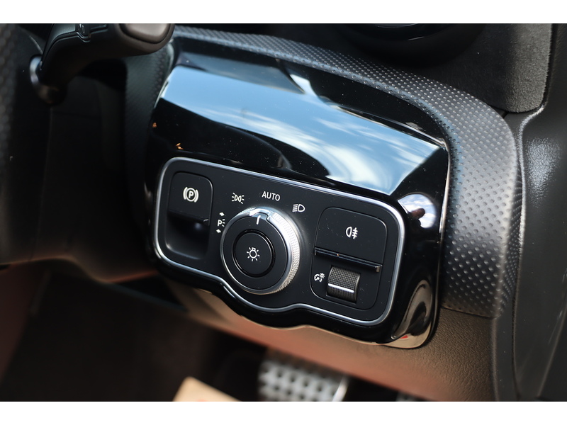 Mercedes-Benz A180 1.3 AMG LINE HATCHBACK 5DR PETROL 7G-DCT AUTO HEATED SEATS SATNAV BLUETOOTH DAB RADIO REAR CAMERA PARKING AIDS ONLY 52000 MILES SH NO ULEZ CHARGE 72-74 Mitcham Road