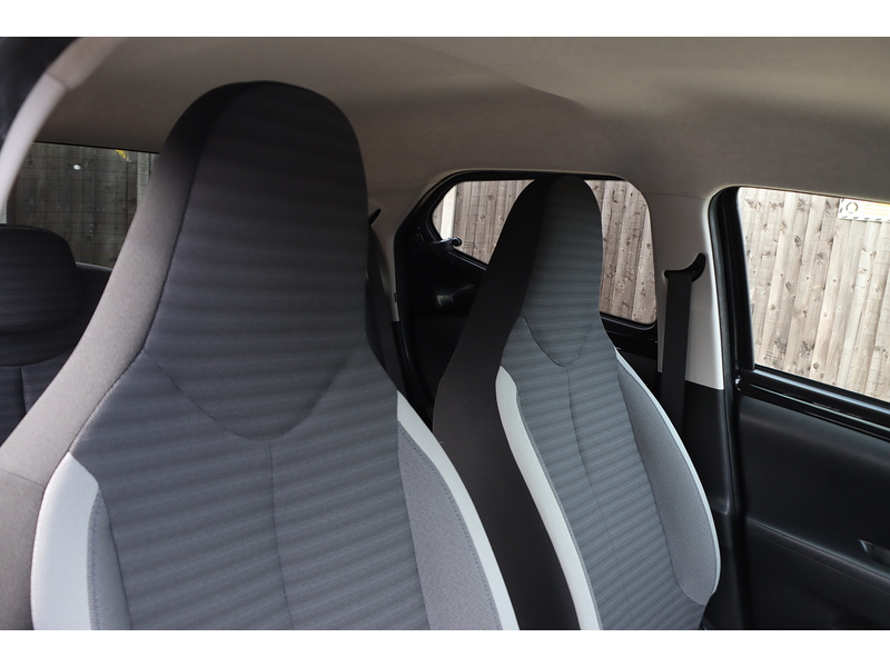 Toyota 1.0 VVT-I X-PLORE HATCHBACK 5DR PETROL MANUAL SAT NAV BLUETOOTH DAB STEREO REAR CAMERA SAME OWNER FOR 3 YEARS ONLY 29000 MILES SH NO ULEZ CHARGE 72-74 Mitcham Road