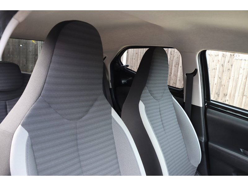 Toyota 1.0 VVT-I X-PLORE HATCHBACK 5DR PETROL MANUAL SAT NAV BLUETOOTH DAB STEREO REAR CAMERA SAME OWNER FOR 3 YEARS ONLY 29000 MILES SH NO ULEZ CHARGE 72-74 Mitcham Road