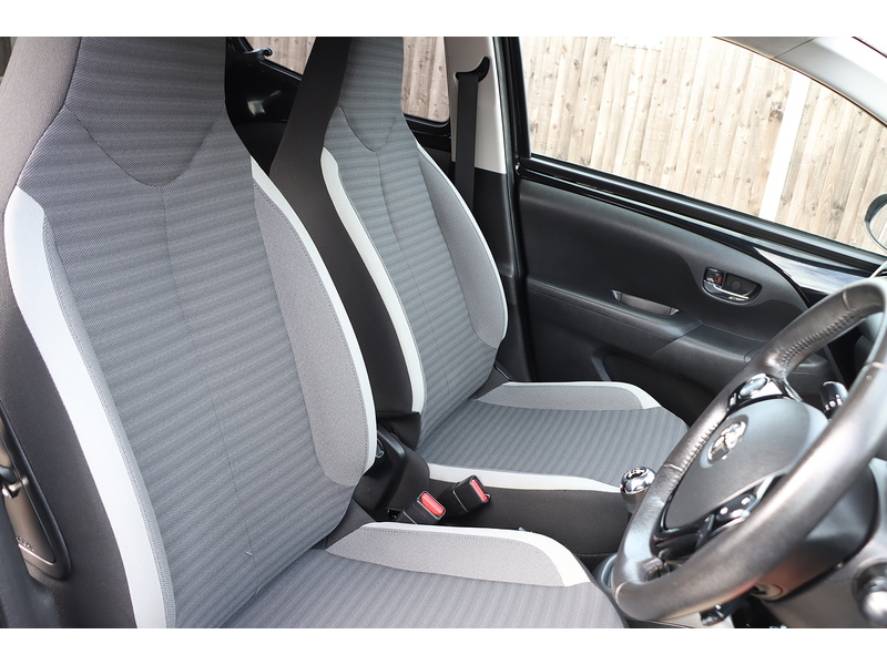 Toyota 1.0 VVT-I X-PLORE HATCHBACK 5DR PETROL MANUAL SAT NAV BLUETOOTH DAB STEREO REAR CAMERA SAME OWNER FOR 3 YEARS ONLY 29000 MILES SH NO ULEZ CHARGE 72-74 Mitcham Road