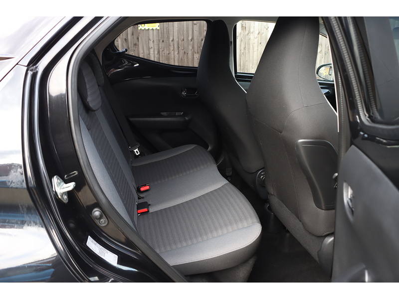 Toyota 1.0 VVT-I X-PLORE HATCHBACK 5DR PETROL MANUAL SAT NAV BLUETOOTH DAB STEREO REAR CAMERA SAME OWNER FOR 3 YEARS ONLY 29000 MILES SH NO ULEZ CHARGE 72-74 Mitcham Road