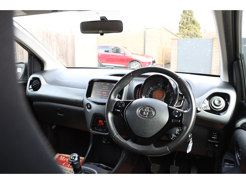 Toyota 1.0 VVT-I X-PLORE HATCHBACK 5DR PETROL MANUAL SAT NAV BLUETOOTH DAB STEREO REAR CAMERA SAME OWNER FOR 3 YEARS ONLY 29000 MILES SH NO ULEZ CHARGE 72-74 Mitcham Road