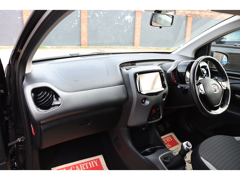 Toyota 1.0 VVT-I X-PLORE HATCHBACK 5DR PETROL MANUAL SAT NAV BLUETOOTH DAB STEREO REAR CAMERA SAME OWNER FOR 3 YEARS ONLY 29000 MILES SH NO ULEZ CHARGE 72-74 Mitcham Road