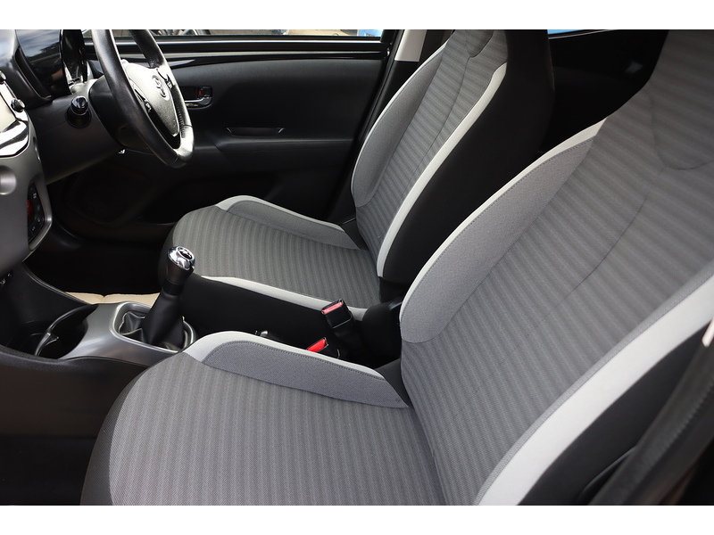 Toyota 1.0 VVT-I X-PLORE HATCHBACK 5DR PETROL MANUAL SAT NAV BLUETOOTH DAB STEREO REAR CAMERA SAME OWNER FOR 3 YEARS ONLY 29000 MILES SH NO ULEZ CHARGE 72-74 Mitcham Road