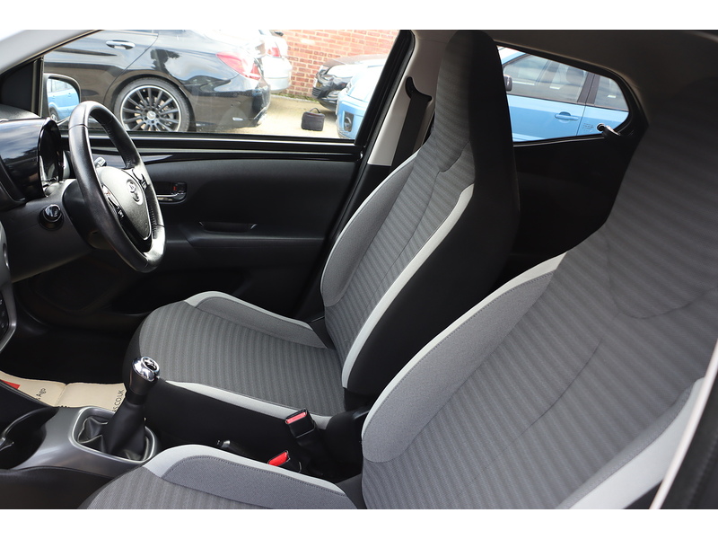 Toyota 1.0 VVT-I X-PLORE HATCHBACK 5DR PETROL MANUAL SAT NAV BLUETOOTH DAB STEREO REAR CAMERA SAME OWNER FOR 3 YEARS ONLY 29000 MILES SH NO ULEZ CHARGE 72-74 Mitcham Road