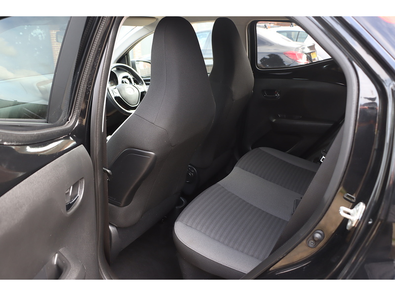 Toyota 1.0 VVT-I X-PLORE HATCHBACK 5DR PETROL MANUAL SAT NAV BLUETOOTH DAB STEREO REAR CAMERA SAME OWNER FOR 3 YEARS ONLY 29000 MILES SH NO ULEZ CHARGE 72-74 Mitcham Road