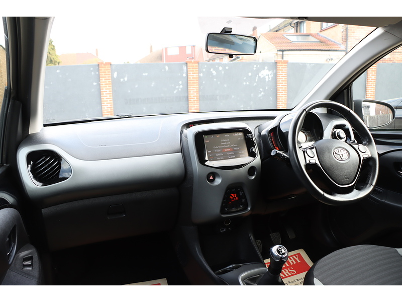 Toyota 1.0 VVT-I X-PLORE HATCHBACK 5DR PETROL MANUAL SAT NAV BLUETOOTH DAB STEREO REAR CAMERA SAME OWNER FOR 3 YEARS ONLY 29000 MILES SH NO ULEZ CHARGE 72-74 Mitcham Road