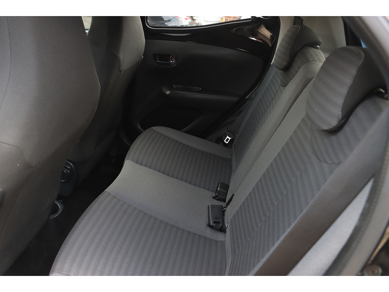 Toyota 1.0 VVT-I X-PLORE HATCHBACK 5DR PETROL MANUAL SAT NAV BLUETOOTH DAB STEREO REAR CAMERA SAME OWNER FOR 3 YEARS ONLY 29000 MILES SH NO ULEZ CHARGE 72-74 Mitcham Road