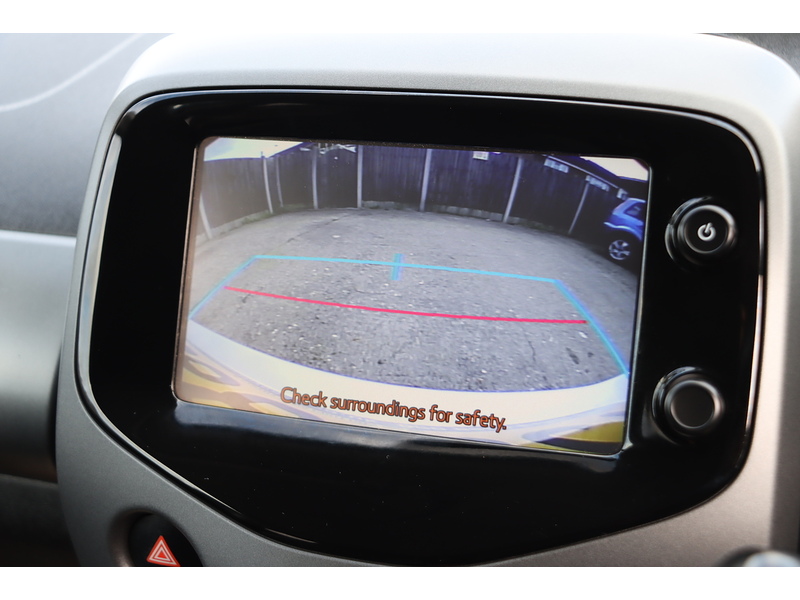 Toyota 1.0 VVT-I X-PLORE HATCHBACK 5DR PETROL MANUAL SAT NAV BLUETOOTH DAB STEREO REAR CAMERA SAME OWNER FOR 3 YEARS ONLY 29000 MILES SH NO ULEZ CHARGE 72-74 Mitcham Road