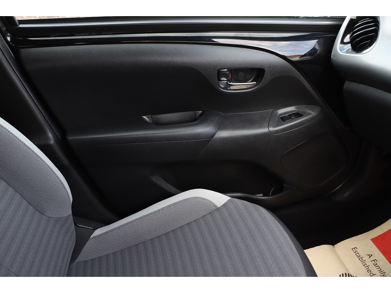 Toyota 1.0 VVT-I X-PLORE HATCHBACK 5DR PETROL MANUAL SAT NAV BLUETOOTH DAB STEREO REAR CAMERA SAME OWNER FOR 3 YEARS ONLY 29000 MILES SH NO ULEZ CHARGE 72-74 Mitcham Road