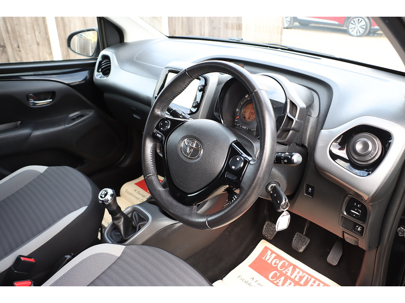 Toyota 1.0 VVT-I X-PLORE HATCHBACK 5DR PETROL MANUAL SAT NAV BLUETOOTH DAB STEREO REAR CAMERA SAME OWNER FOR 3 YEARS ONLY 29000 MILES SH NO ULEZ CHARGE 72-74 Mitcham Road