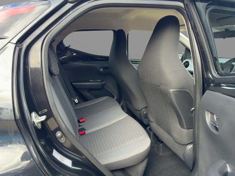 Toyota 1.0 VVT-I X-PLORE HATCHBACK 5DR PETROL MANUAL SAT NAV BLUETOOTH DAB STEREO REAR CAMERA SAME OWNER FOR 3 YEARS ONLY 29000 MILES SH NO ULEZ CHARGE 72-74 Mitcham Road