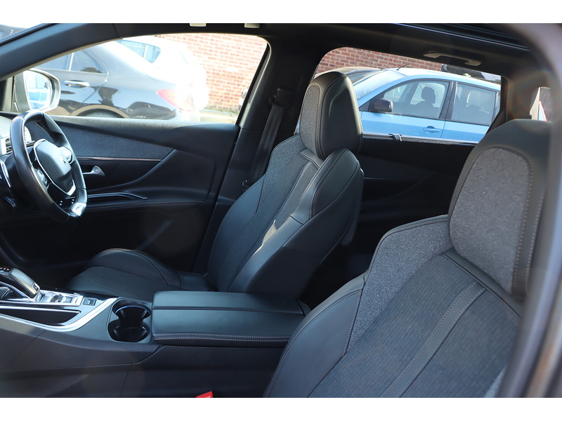 Peugeot 1.2 PURETECH GT LINE PREMIUM SUV 5DR PETROL EAT AUTO 7 SEATER SUNROOF HEATED SEATS SAT NAV BLUETOOTH DAB STEREO APPLE CARPLAY REAR CAM 33000 MILES FSH 72-74 Mitcham Road