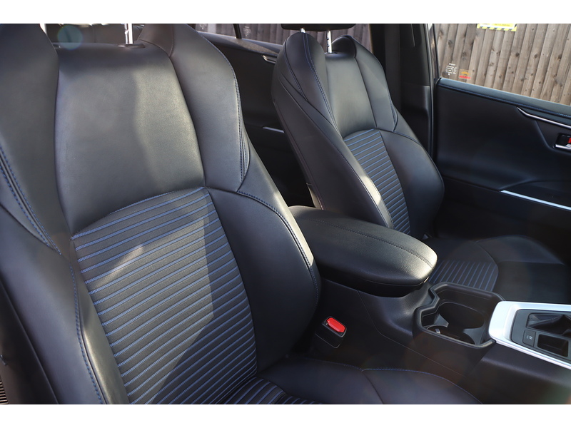 Toyota 2.5 VVT-H DYNAMIC SUV 5DR PETROL HYBRID CVT AUTO SUNROOF HEATED SEATS SAT NAV BLUETOOTH REAR CAMERA PARKING AIDS 2 OWNERS 61000 MILES FSH 6 SERVICES 72-74 Mitcham Road