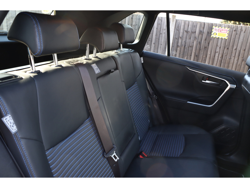 Toyota 2.5 VVT-H DYNAMIC SUV 5DR PETROL HYBRID CVT AUTO SUNROOF HEATED SEATS SAT NAV BLUETOOTH REAR CAMERA PARKING AIDS 2 OWNERS 61000 MILES FSH 6 SERVICES 72-74 Mitcham Road